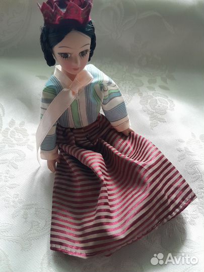 Кукла фарфор, пано, бокал