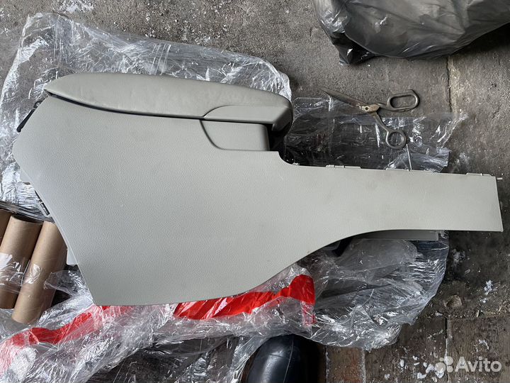Подлокотник camry 40