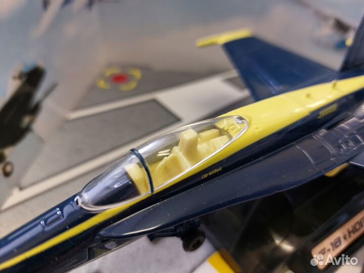 Коллекционная модель самолета F-18 1:72