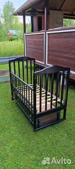 Детская кроватка с маятником и ящиком