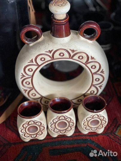 Глиняный кувшин со стопками