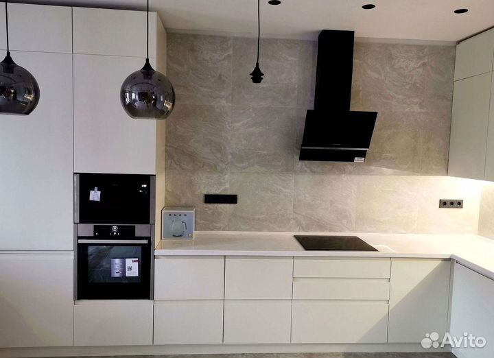 Угловая в потолок кухня на заказ