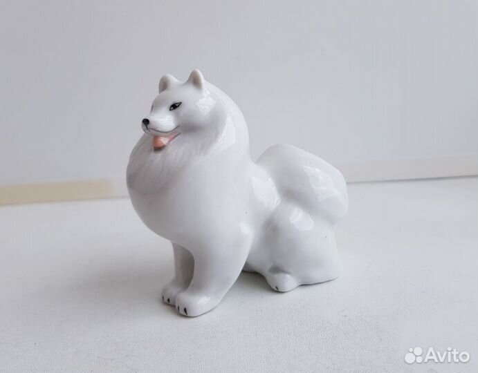 Фарфоровая статуэтка Собака 