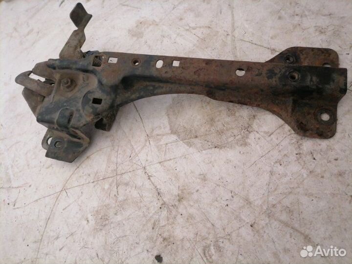 Замок капота с кронштейном Kia Sportage 1 FE-dohc