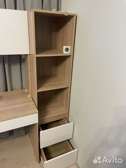 Рабочий стол с надстройкой и стеллажом