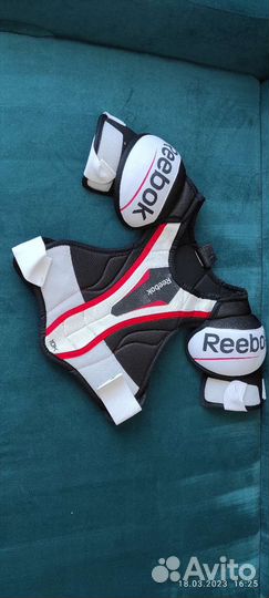 Нагрудник хоккейный reebok JR