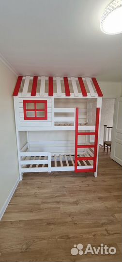 Двухъярусная кровать домик