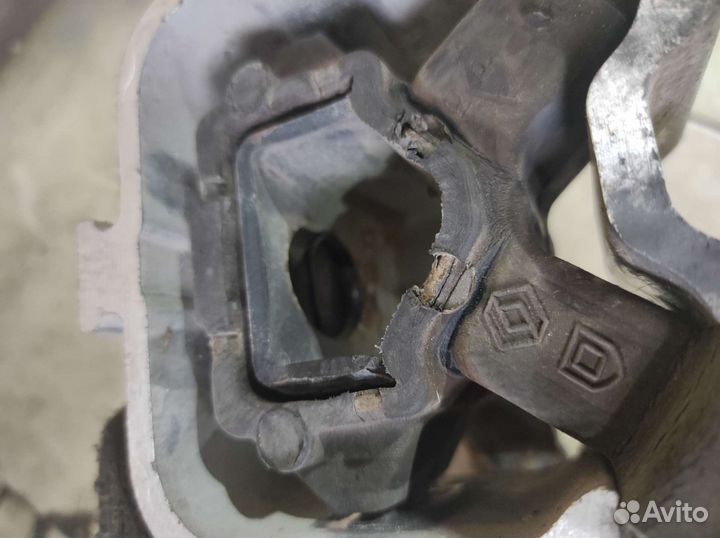 Подушка двигателя Renault Sandero 1