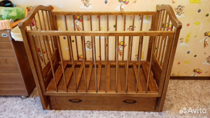Детская кроватка с продольным маятником и матрасом