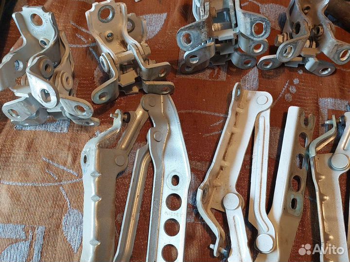 Петля капота багажника двери Skoda Fabia 2