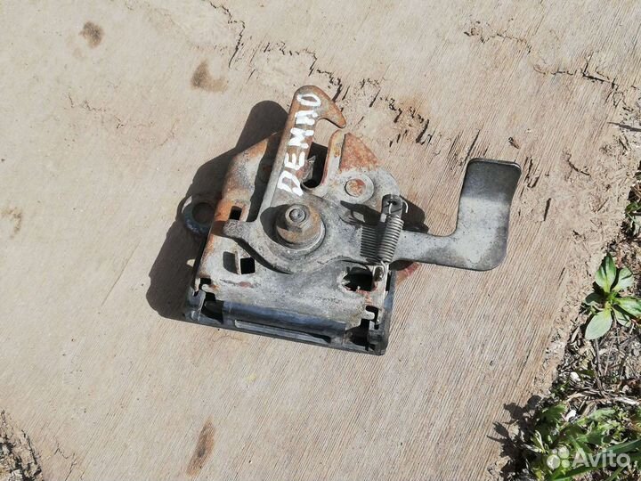 Замок капота Мазда Демио 1