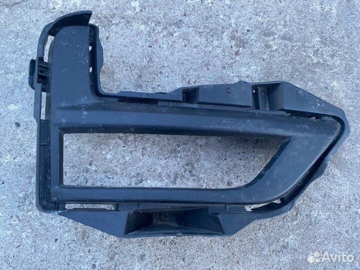 Накладка противотуманной фары правая Nissan