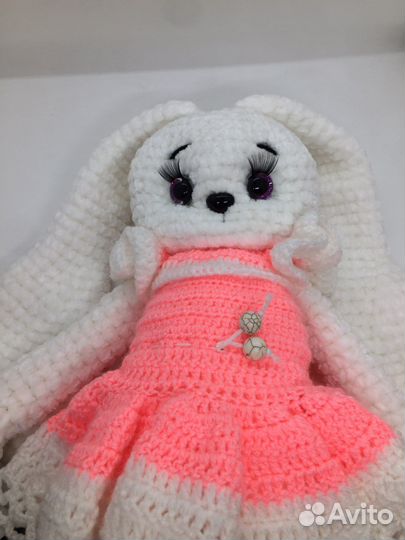 Плюшевый заяц вязаный
