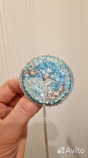Брошь ручной работы из бисера