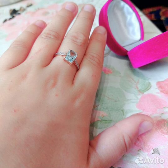 Золотое кольцо с голубым топазом
