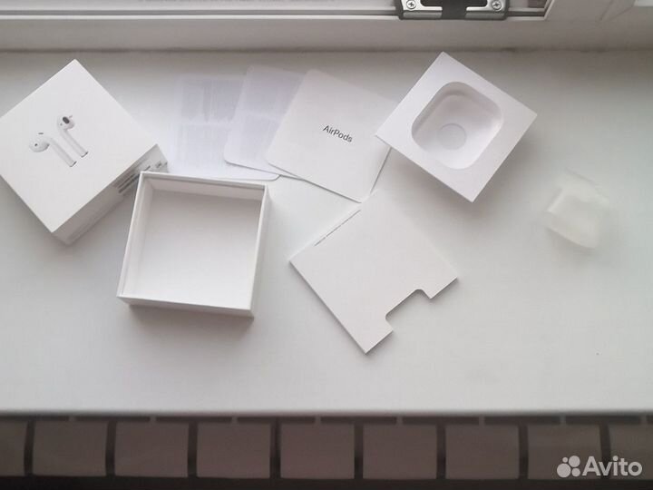 Коробка от наушников Apple AirPods