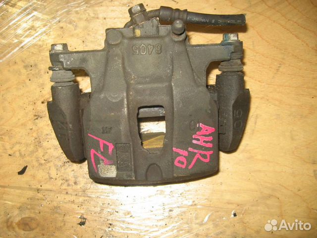 Суппорт перед лево toyota ACM21, AHR10, AZR60 noah