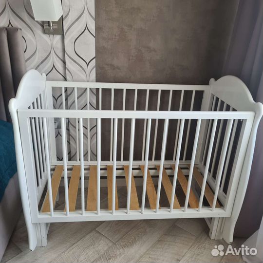 Детская кроватка с продольным маятником