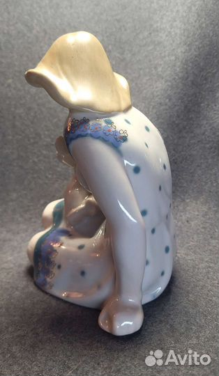 Фарфоровая статуэтка 