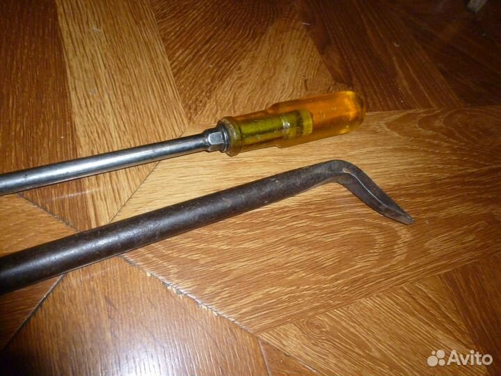 Старые отвертка и фомка