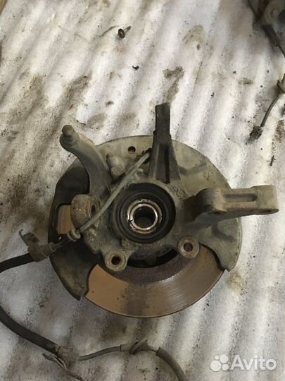 Кулак поворотный передний левый в сборе