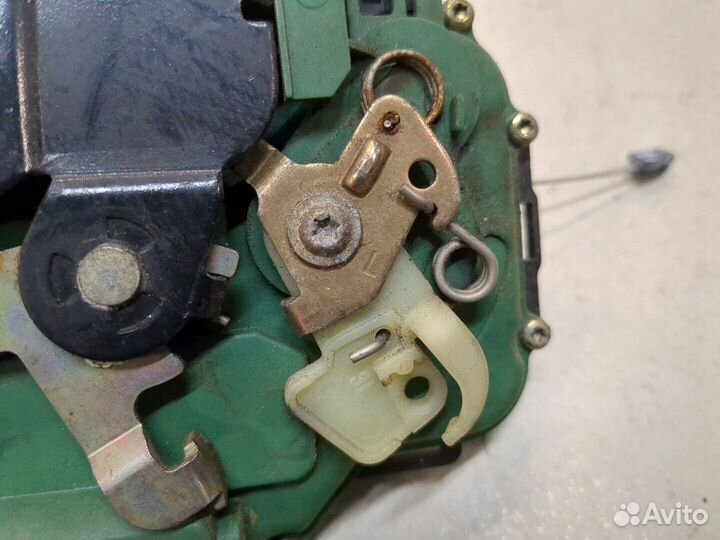 Замок двери левый передний Seat Ibiza 3