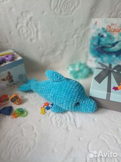Вязаная игрушка дельфинчик