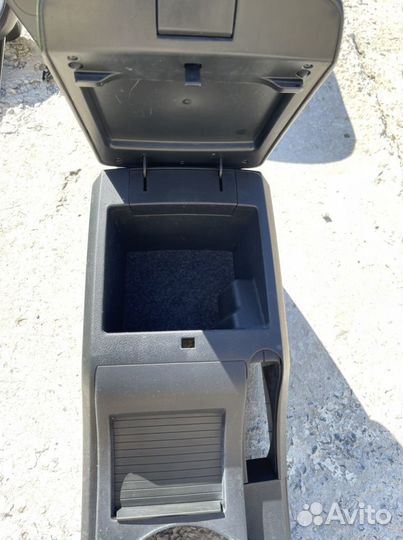 Центральная консоль (Подлокотник) SsangYong Kyron