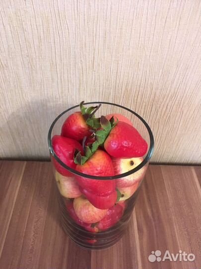 Ваза интерьерная композиция Клубника и яблоки