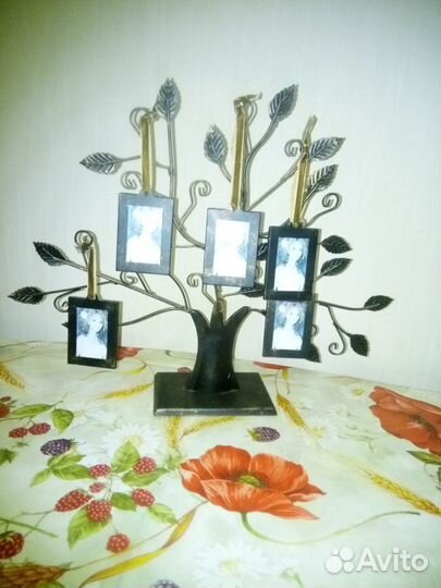 Дерево с фоторамками