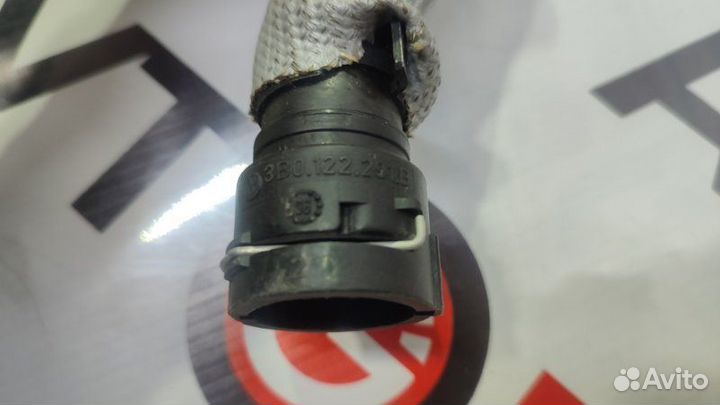 Патрубок системы охлаждения Volkswagen Passat 3C5