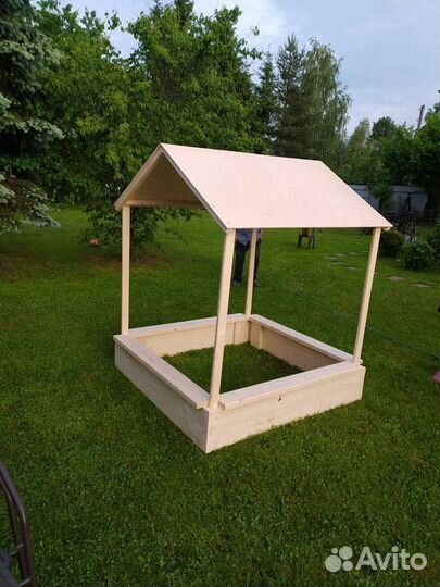 Детская песочница с крышей