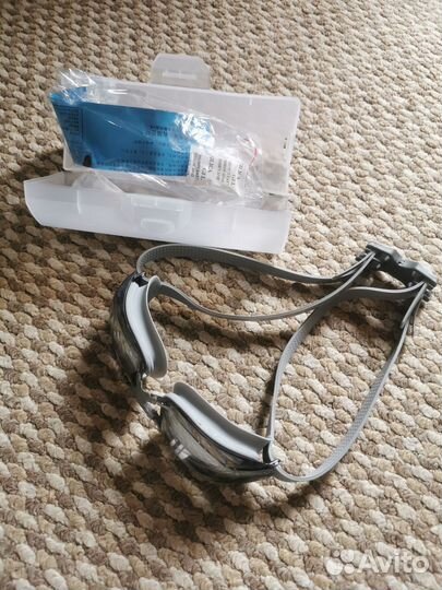 Очки и шапочка для плавания