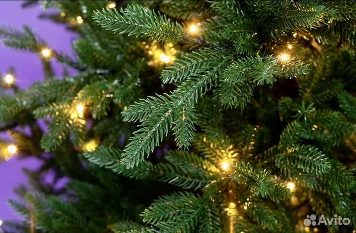 Ель литая с гирляндой 