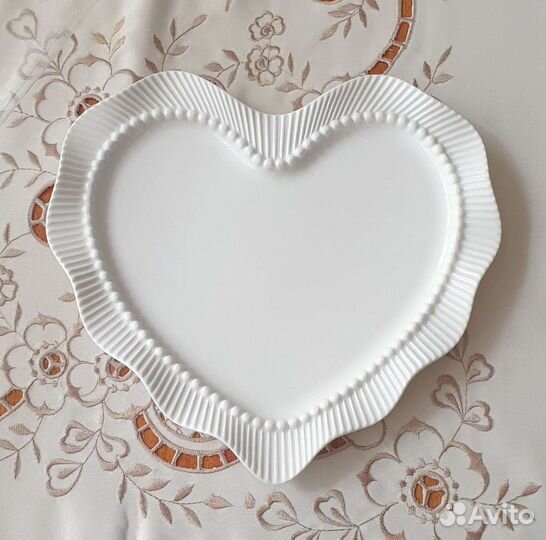 Посуда керамика. Тарелки, тарелки-сердце и пиала