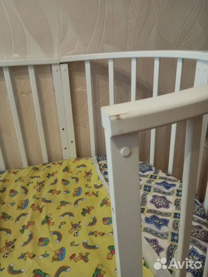 Детская кроватка с маятником