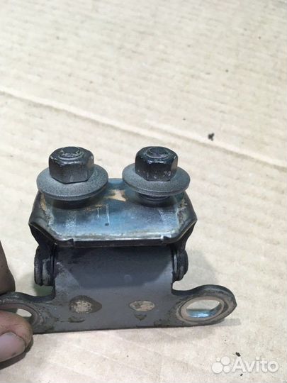 Петля двери багажника Toyota Land Cruiser URJ200