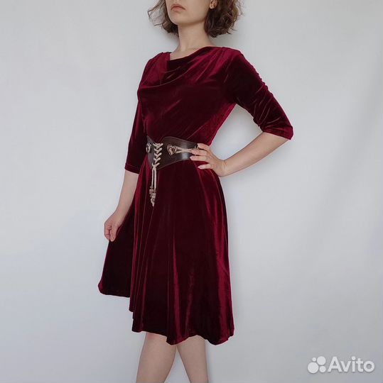 Бордовое бархатное платье