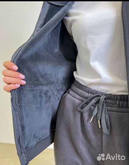 Новый спортивный костюм на велюровом подкладе