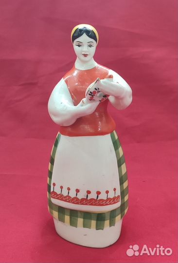 Статуэтка фарфоровая. Девушка с куманцом. СССР