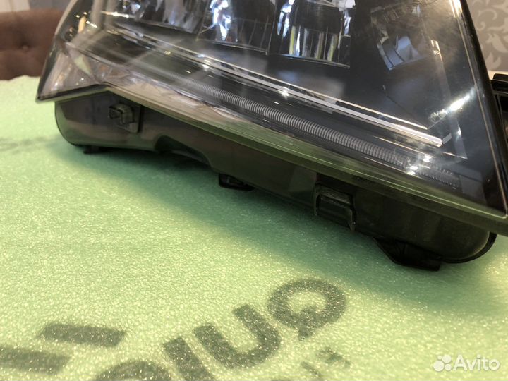 Фара светодиодная правая Skoda Superb 3