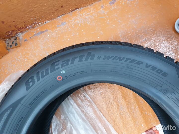 Yokohama BluEarth Winter V906 225/55 R17 101V