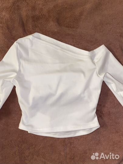 Укороченный лонгслив кроп-топ с вырезом на груди