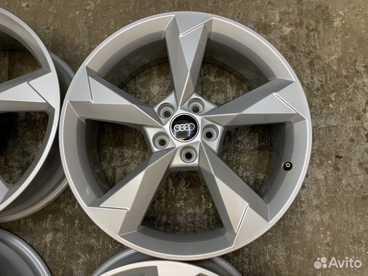 Оригинальные диски на Audi Q3 RSQ3 R19