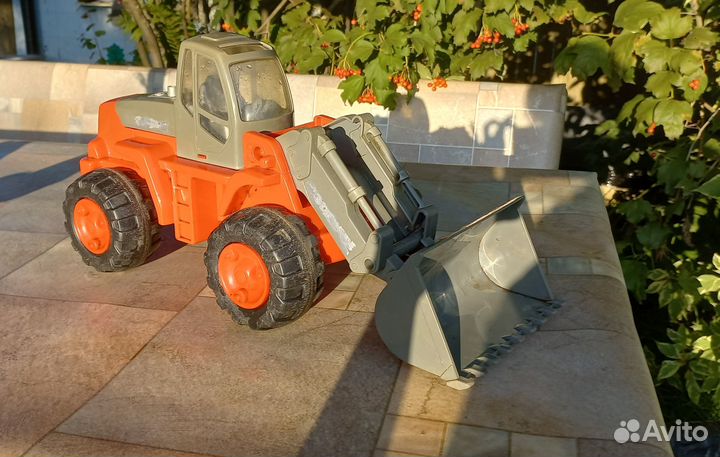 Игрушка трактор большой