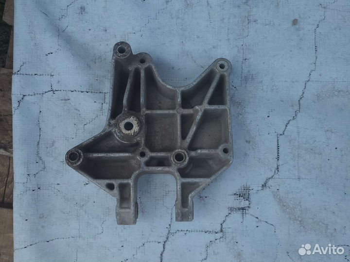 Кронштейн компрессора кондиционера priora