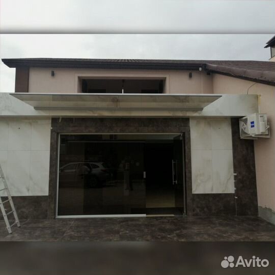 Стеклянный козырек над крыльцом