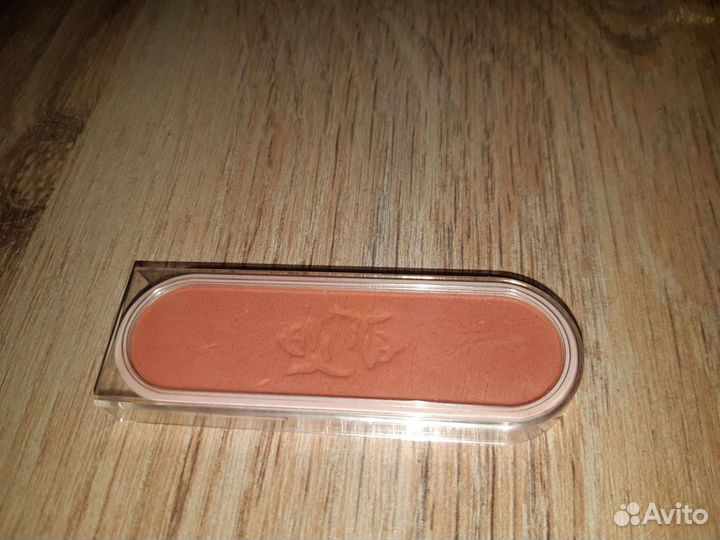 Пудра и румяна.И не то