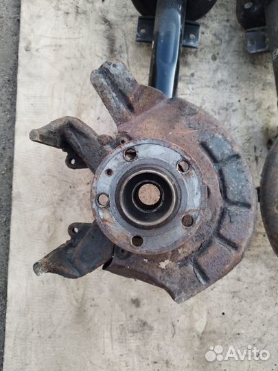 Передние поворотные кулаки Volkswagen Polo 5