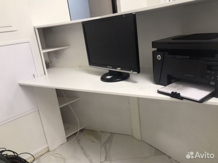 Ресепшен с необычным хайтек стилем. Без стыков. Кр